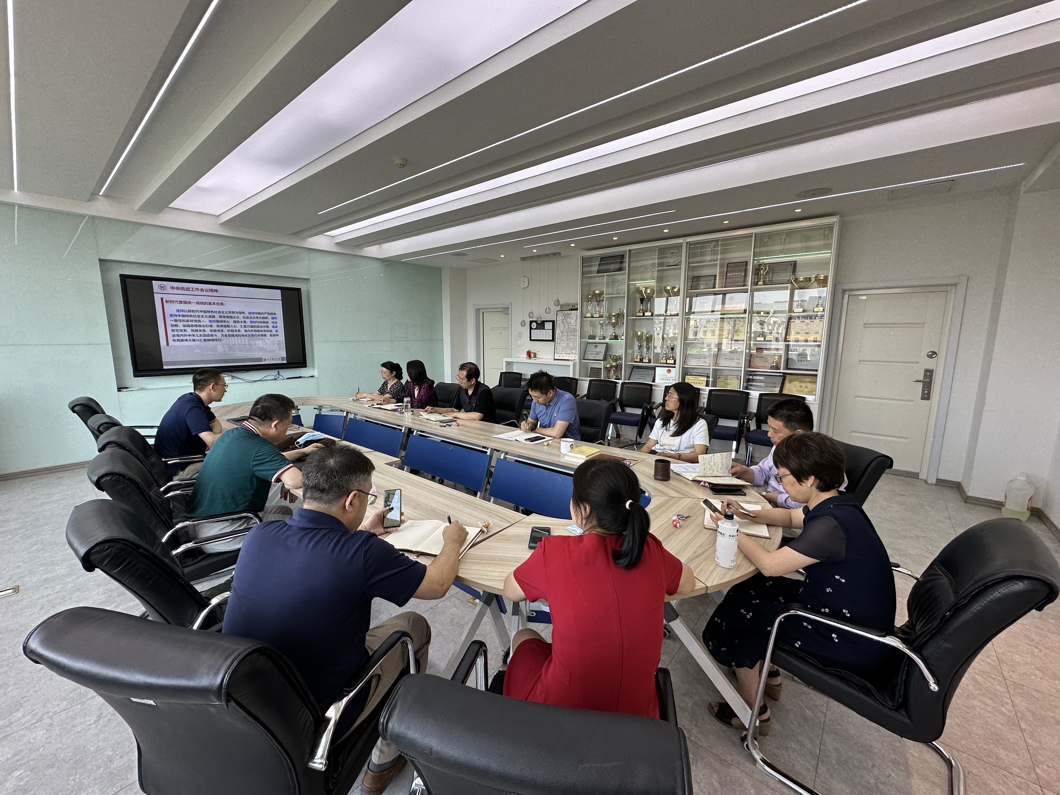 www.3700.COm威尼斯党委理论学习中心组开展统一战线工作专题学习研讨图.jpg